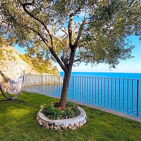 Eris: A Picco Sul Mare Con Piscina E Vila